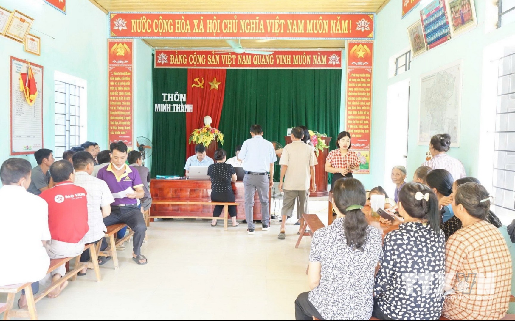 Ngay sau khi kế hoạch của tỉnh được ban hành, xã Hợp Tiến thành lập Ban Chỉ đạo, các tổ công tác, phân công nhiệm vụ cụ thể; đồng thời tổ chức hội nghị triển khai đến các thôn, hướng dẫn thống kê, hoàn thiện biểu mẫu và thu thập hồ sơ liên quan đến nguồn gốc sử dụng đất. (Ảnh: Khiếu Tư/TTXVN)